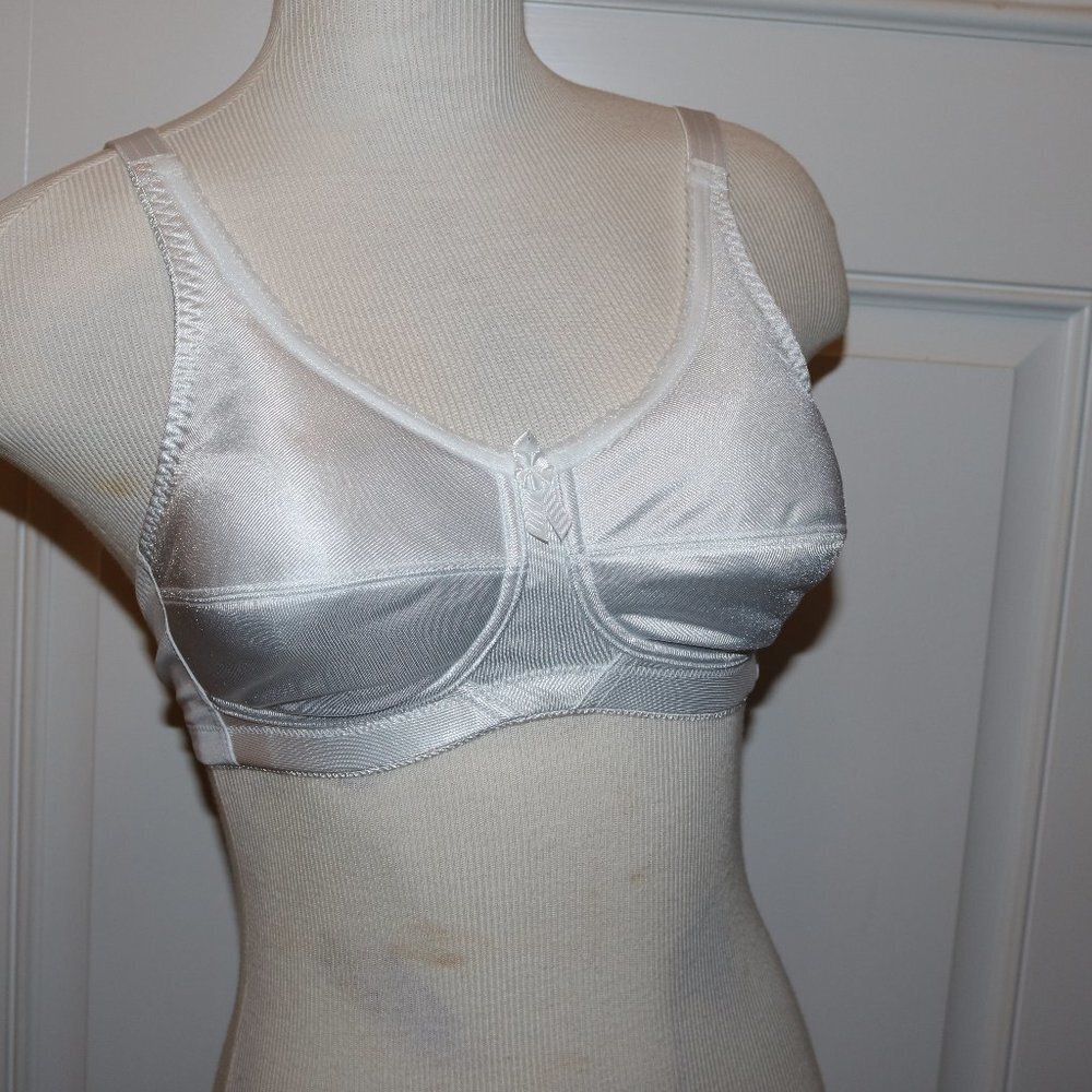 Jodee white bra size 34B W/box no inserts